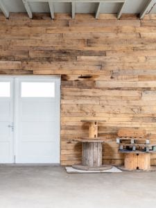 toegangsdeur fotostudio en houten wand
